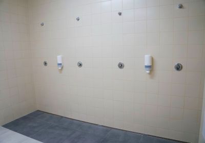Šatne, hygienické zariadenia, chodby